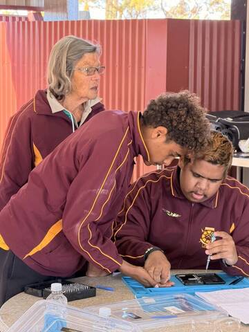 A community mentor working alongside students